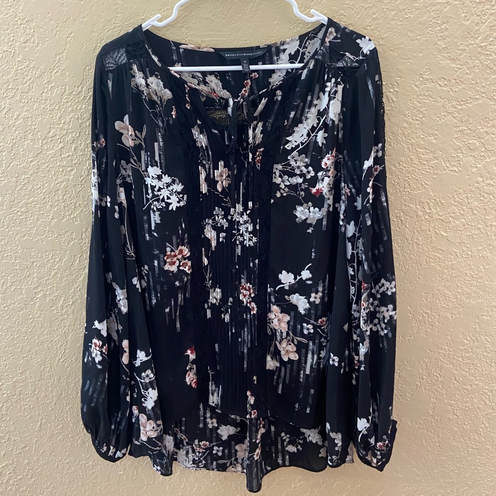 WHITE HOUSE BLACK MARKET FLORAL BLOUSE